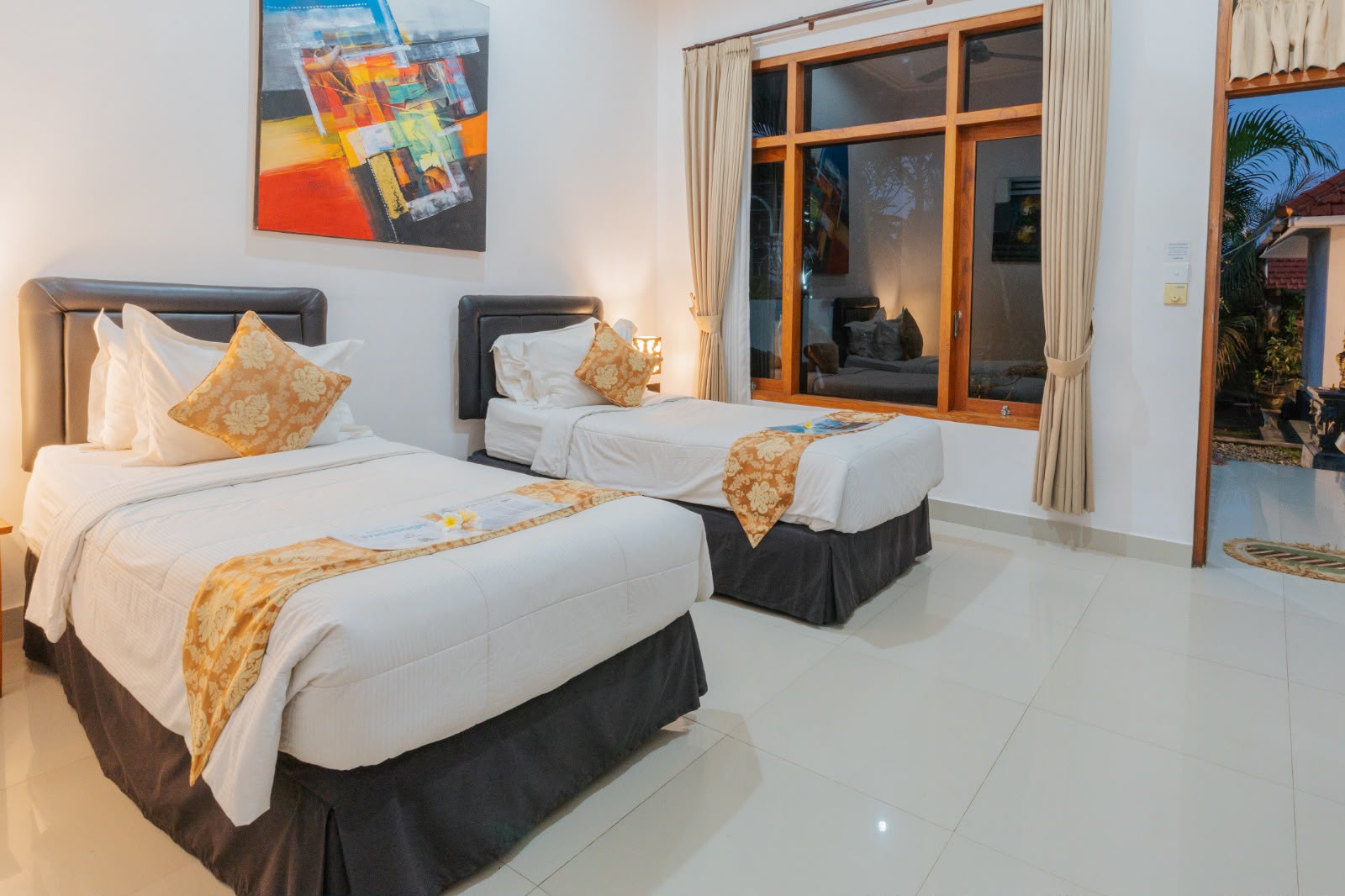 Bright twin room with one bed
